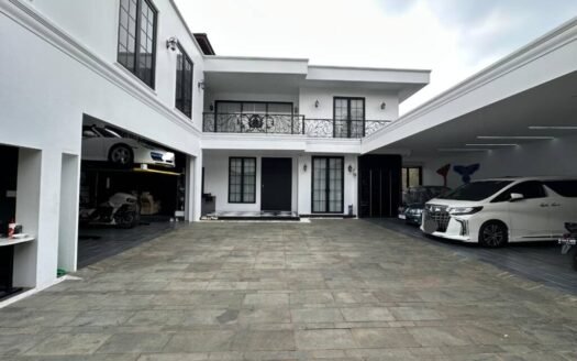 Rumah Mewah dengan Kost Aktif di Jakarta Selatan – Kolam Renang & Parkiran Luas