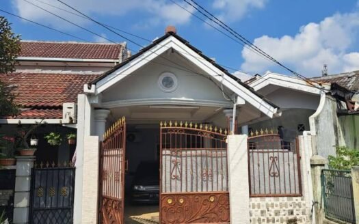 Dijual Rumah Posisi Hook Semi Furnished di Villa Indah Permai