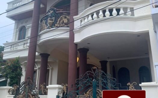 Dijual rumah 3 lantai di Villa kalisari Depok