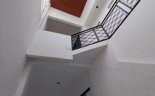 Dijual Cepat Rumah 3 lantai di Legenda wisata Cibubur siap huni .