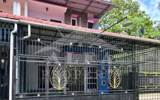 Jual Cepat! Rumah 2Lt Bonus Furnished Dekat Sekolah, Pusat Bisnis