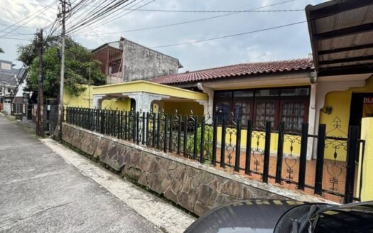 Dijual Rumah Luas Strategis Batu Indah Batununggal Kota Bandung